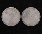 Duas moedas de 20 cruzeiros em prata de lei de 1972. Bom estado. Peso 36 gr. ( Por questão de segurança esse item não se encontra em nossa loja ).