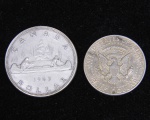 Duas moedas sendo uma Dollar Canadense em prata de lei de 1963 e uma americana de Half Dollar em prata . Comemorativa John F. Kennedy com o cartão. Ambas em ótimo estado. ( Por questão de segurança esse item não se encontra em nossa loja ).