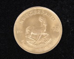 Moeda Krugerrand Sul Africana em ouro do ano de 1978 em excelente estado. Med. 3,2 cm de diâmetro. Peso 33,9 gr. ( Por questão de segurança esse item não se encontra em nossa loja ).