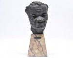 Rodolfo Pinto do Couto - " Máscara ", escultura em bronze sobre base de mármore. Med. 24 cm e 40 cm com a base.