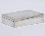 Caixa retangular em prata portuguesa, contraste Águia, corpo liso e interior revestido em madeira. Med. 4 x 11 x 16 cm. Peso 485 gr ´só a prata.