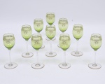 Conjunto composto por dez taças em cristal francês Sant'Louis do séc. XIX, na cor verde com guirlandas e frisos a ouro. Med. 18 cm de altura.