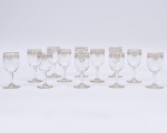Conjunto composto por 12 cálices para licor ou vinho do porto em cristal francês Sant"Louis do séc. XIX, translúcido com guirlandas e frisos a ouro. Med. 9,5 cm de altura.