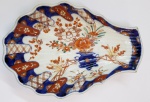 Covilhete em forma de concha em porcelana Imari. Rica decoração com flores e folhagens. Med 4 x 14 x 21,5cm