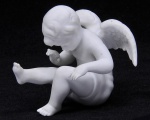 Escultura em biscuit, representando figura de anjo.. ( Faltando um dedinho ). Med.9 x 9 x 9 cm.