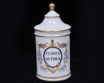 Pote de farmácia em porcelana com rica decoração de flores e frisas em ouro. Med. 28 x 13 cm de diâmetro.