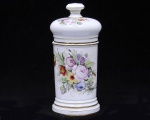 Pote de farmácia em porcelana com rica decoração com flores e reserva com dizeres " Flores Althea ". Med. 26 x 13 cm de diâmetro.