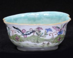 Bow em porcelana chinesa do séc. XIX. Rica decoração com borboletas e flores. ( Borda com pequeno quebrado e colado ). Med. 5,5 x 13 cm de diâmetro.