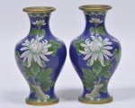 Par de vasos chineses em metal com esmalte Cloisonne. Rica decoração com pássaros e flores. Med. 18 cm.