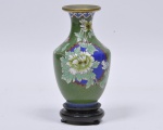 Vaso chines em metal com esmalte Cloisonne. Rica decoração com flores e folhagens. Acompanha base em madeira torneada. Med. 15 x 18 cm de base.