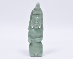 Escultura em jade, representando figura indígena em adoração. Med. 20 cm de altura.
