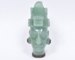 Escultura em jade, representando busto de sacerdote indígena. ( Nescessita de base ). Med. 10 cm de altura.