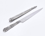 Antiga faca gaúcha em metal espessurada a prata. Rico trabalho com cachorros, leões alados e fitomorfos. Med. 32 cm e 17,5 cm lâmina.