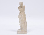 Escultura em alabastro representando " Vênus ". Assinado na base. Provavelmente Itália séc. XIX ( mínimos bicados ). Med 25 cm de altura.