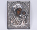 Antigo ícone russo, representando Nossa Senhora, pintado sobre madeira com acabamento em metal espessurado a prata, ricamente trabalhado. Pertenceu a coleção Dr. Ernane Galvêas. Med. 19,5 x 16 cm.