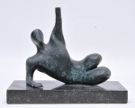 Escultura em bronze, representando " Figura " sobre base em granito negro.. Pertenceu a coleção Dr. Ernane Galvêas. Med.  28 x 8 x 20 e 3 x 16 26 base.