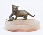 Grupo escultório, representando gato e rato em bronze, com base em ônix. ( Pequenas faltas e lascas ). Med. 7 x 12 cm de diâmetro.