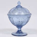 Compoteira em vidro artístico, conhecido como "vidrão", na cor azul. Decoração" Gota e diamantes ". Alt. 24cm x 14,5 cm de diâmetro.