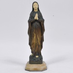 Alonzo. Escultura em bronze representando Nossa Senhora com rosto, maõs e pés em marfim. Reproduzido no livro Bryan Catley pág. 31.( sem assinatura ). Base em mármore com moldura em bronze. Alt. 31 cm.  Base 10 cm.
