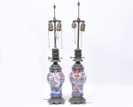 Antigo par de  abajur em porcelana chinesa padrão Imari com base e bocal em metal com trabalhos em fitomorfos e perolados. ( sem as cúpulas). Med. 66 cm de altura.