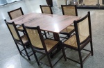 Conjunto de mesa de jantar em jacarandá maciço dos Anos 60 , com seis cadeiras. Mesa com tampo em mármore rosado e cadeiras com assento e encosto em palhinha. Med. 75 x 180 x 76 cm.