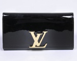 Louis Vuitton- Clutch em verniz negro e ferragem LV dourada, duas divisões internas sendo uma com bolso e fecho. Impecável estado de conservação. Numerada: PL3173.  Acompanha caixa. Med. 15 x 25 cm.