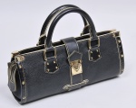 Louis Vuitton- Bolsa vintage em couro negro, interior em tecido monogramado com bolso interno com numeração   D00075 , ferragens douradas em  excelente estado de conservação,  Med. 33 x 19 cm.