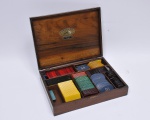Caixa em jacarandá com com divisórias ,acompanha 110 fichas de jogo de diversos tamanhos e cores. Med. da caixa 6 x 22,5 x 30 cm.