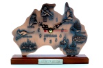 Relógio de Mesa a Pilha em Cobre com Mapa e Pontos Turísticos - Austrália - Base em Madeira - SEM USO - NA CAIXA.