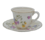 Xícara Café com Pires em Porcelana na Cor Creme com Bouquets de Flores Multicoloridas. Manufatura Inglesa MYOTT - Medidas:  Xícara = 5,5 cm (Alt) X 6 cm. (Diâmetro) / Pires = 11 cm. (Diâmetro).
