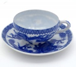 Xícara para Café com Pires em Fina Porcelana Japonesa dita Casca de Ovo na Cor Branca com Desenho de Dragões  em Azul Cobalto.