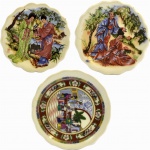 3 (três) Miniaturas de Pratinhos Chineses com Desenhos Típicos em Rica Policromia. Acompanha Suporte para mesa. Medida: 6 cm. (Diâmetro).