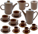 Conjunto Chá/Café em Cerâmica "Merina". Composto por Bule Café / Bule Chá / Leiteira / Açucareiro / 4 (quatro) Xícaras Chá com Pires / 4 (Quatro) Xícaras Café com Pires; TOTAL DE PEÇAS : 20 (Vinte Peças) - SEM USO.