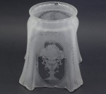 Cúpula para Luminária em Vidro Acidado com Desenhos de Vasos e Delicadas Flores. Pequena Lasca na base que não compromete a peça. Medida : 10,5 X 10,5 X 13 cm.(Altura) - medida do Bocal = 8 cm.