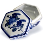 Porta Jóias em Porcelana Branca "Warnecke" no Formato Hexagonal, com Desenhos de Flores no Tom Azul Cobalto.