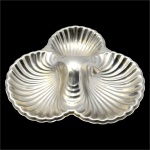 Petisqueira em Aço Nobre Inox "Meridional" com 3 (três) Divisões no Desenho de Concha Shell -  Medida: 22 x 22 cm.