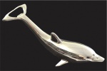 Abridor de Garrafas espessurado a prata no formato de golfinho. Medida: 17 cm. (Comprimento).