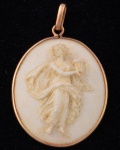 Pingente em marfim esculpido com figura mitológica, aro em Ouro 18 K, peso 5.0 gramas, medindo 4, 2,5 cm.