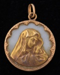 Pingente em Ouro 18 K contrastado e madrepérola, representando Imagem de Nossa Senhora, peso 3.9 gramas, medindo 2 cm de diâmetro.