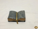 Enfeite peso de papel na forma de livro aberto em pedra pintada. Medindo 10,5cm x 7,5cm.