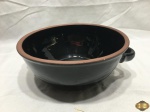 Travessa bowl com alças em cerâmica vitrificada. Medindo 23cm de diâmetro x 9,5cm de altura.