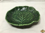 Petisqueira em cerâmica vitrificada na forma de folha. Medindo 21,5cm x 19,5cm. Com pequenos bicados na borda.