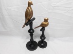 Lote de 2 pedestal em madeira com pássaros dourados, medindo o maior 46 cm, e o menor 33 cm de altura