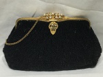 Bolsa carteira Francesa com corrente e acabamentos em dourado, bordada com miçangas e canutilho preto, medindo 20 cm de comprimento, em perfeito estado