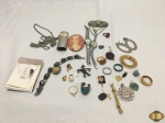 Lote de bijuterias composto de diversos brincos , relógios, anéis, etc.