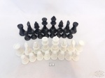 Jogo de xadrez com 32 peças em plástico rígido nas cores preto e branco. .Medida maior 8,5 cm de altura maior