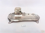 Antigo tinteiro porta caneta Art Nouveau com base em prata 90 decada de 50. O Recipiente apresenta bicado.Medida 20cm x 7,5 cm. recepiente 4 cm x 3 cm