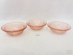 Tres cumbucas de sobremesa em vidro moldado cor rosa de 50. Medindo: 12cm de diametro x 4cm de altura