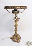 Abajur de mesa de mesa em bronze pedestal decorado com querubins. Medida  44 cm altura.25 cm diametro