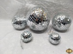 Lote de 5 bolas com espelhos tipo discoteca, década de 70. Medindo a maior 12,5cm de diâmetro.